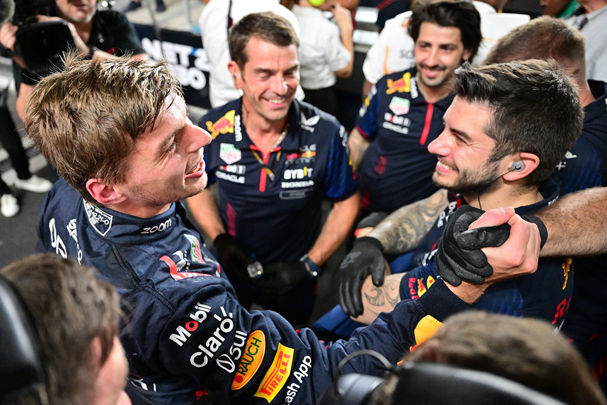Max Verstappen de celebració amb l'equip | © Ben Stansall - AFP